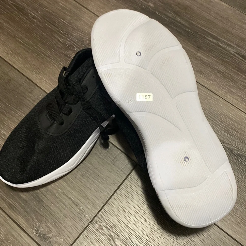 NWT! Hind Black‎ Athletic Shoes